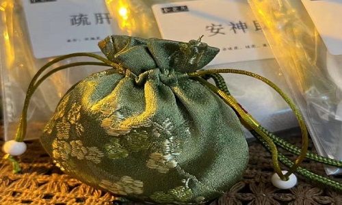 Making-Traditional-Herbal-Sachets-Beijing
