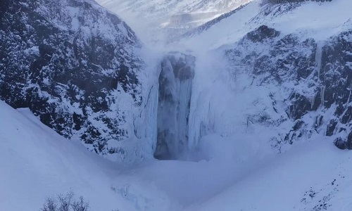 Changbai-Waterfall-Winter